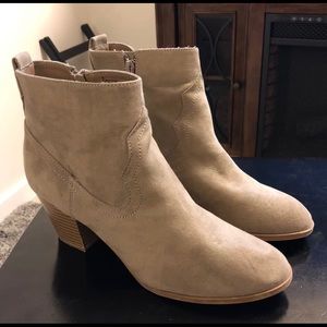 Express women’s boots size 8